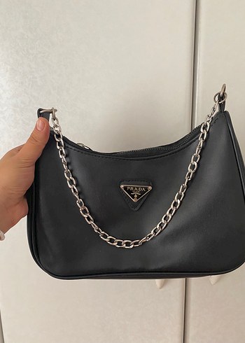 Prada Zincir Detaylı Siyah Deri Çanta
