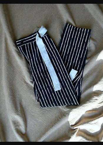 Kadın Gri Çizgili Kemerli Kumaş Pantolon - Görsel 3