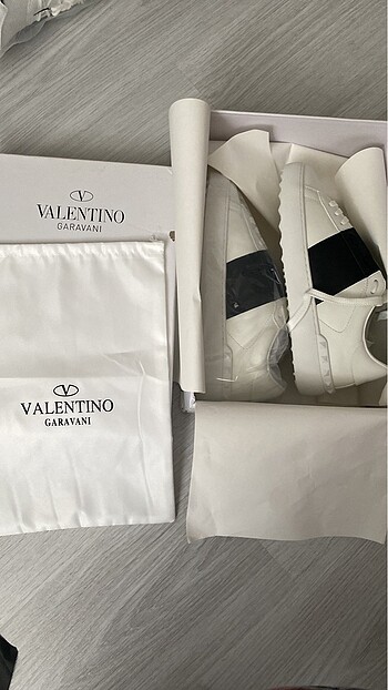 40 Beden HİÇ KULLANILMAMIŞ VALENTİNO