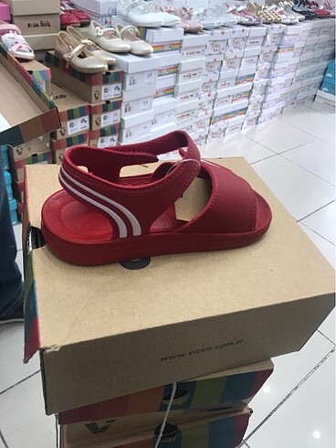 25 Beden kırmızı Renk Çocuk sandalet?