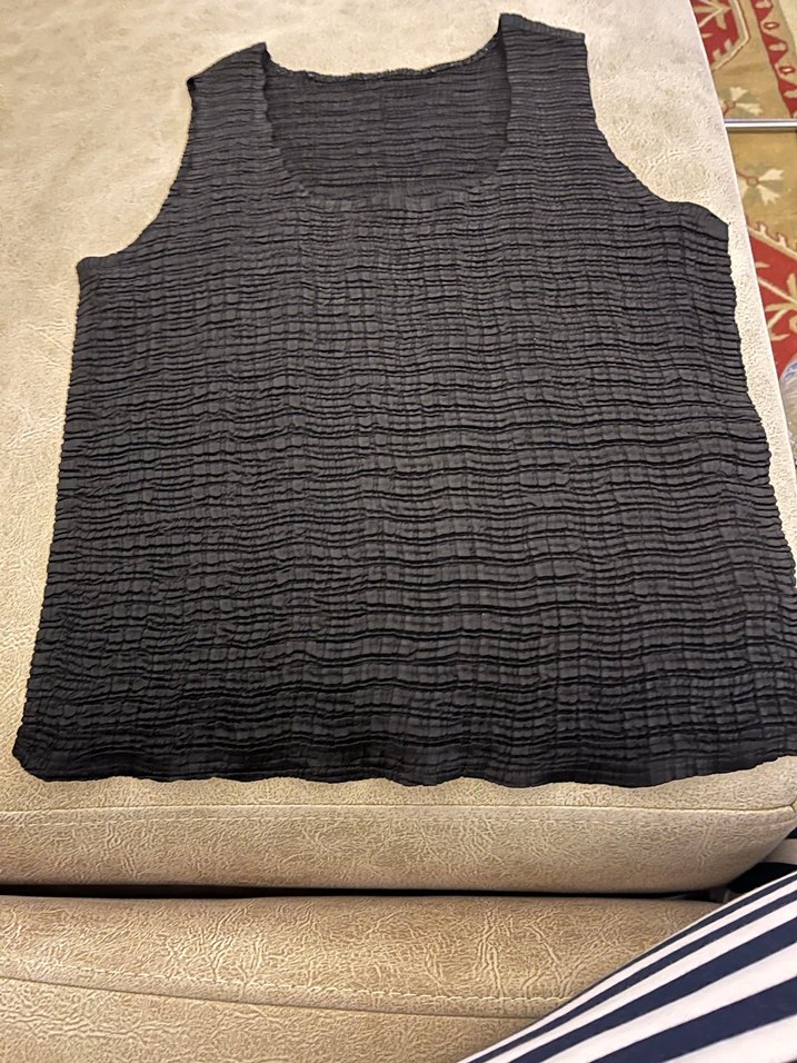 Kadın Siyah Keten Pliseli Kolsuz Bluz - Görsel 2