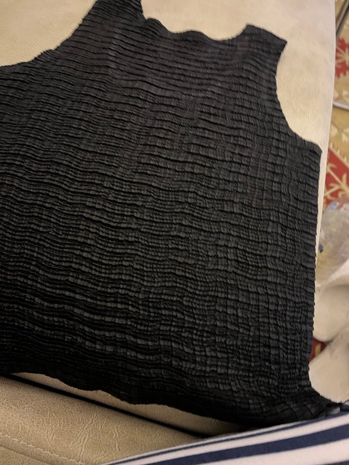 Kadın Siyah Keten Pliseli Kolsuz Bluz - Görsel 4