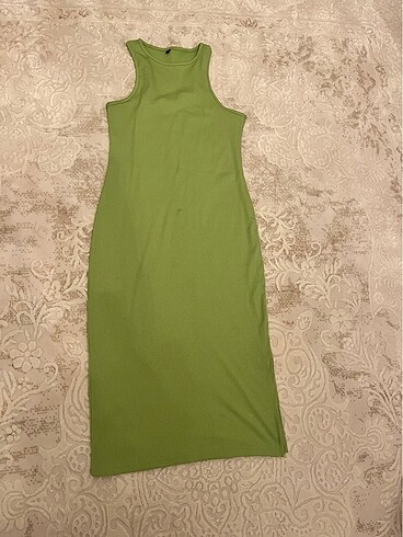 Fıstık yeşili vücuda oturan günlük elbise