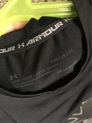8 Yaş Beden siyah Renk Under armour erkek çocuk tshirt