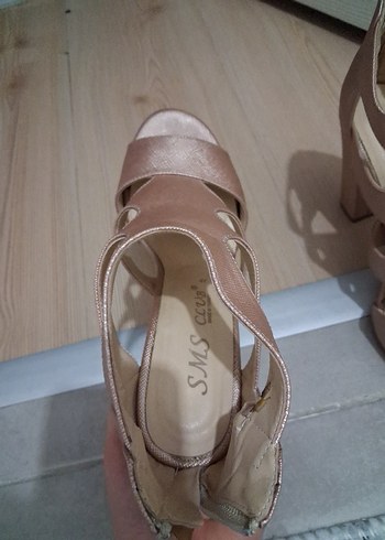 Bej Parlak Dolgu Topuklu Kadın Ayakkabı - Görsel 3