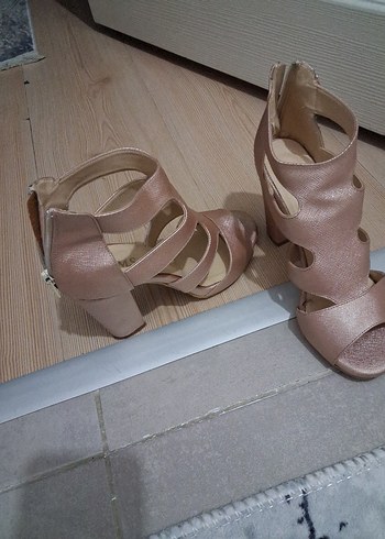 Bej Parlak Dolgu Topuklu Kadın Ayakkabı - Görsel 2