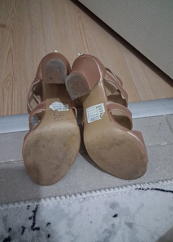 Bej Parlak Dolgu Topuklu Kadın Ayakkabı - Görsel 4