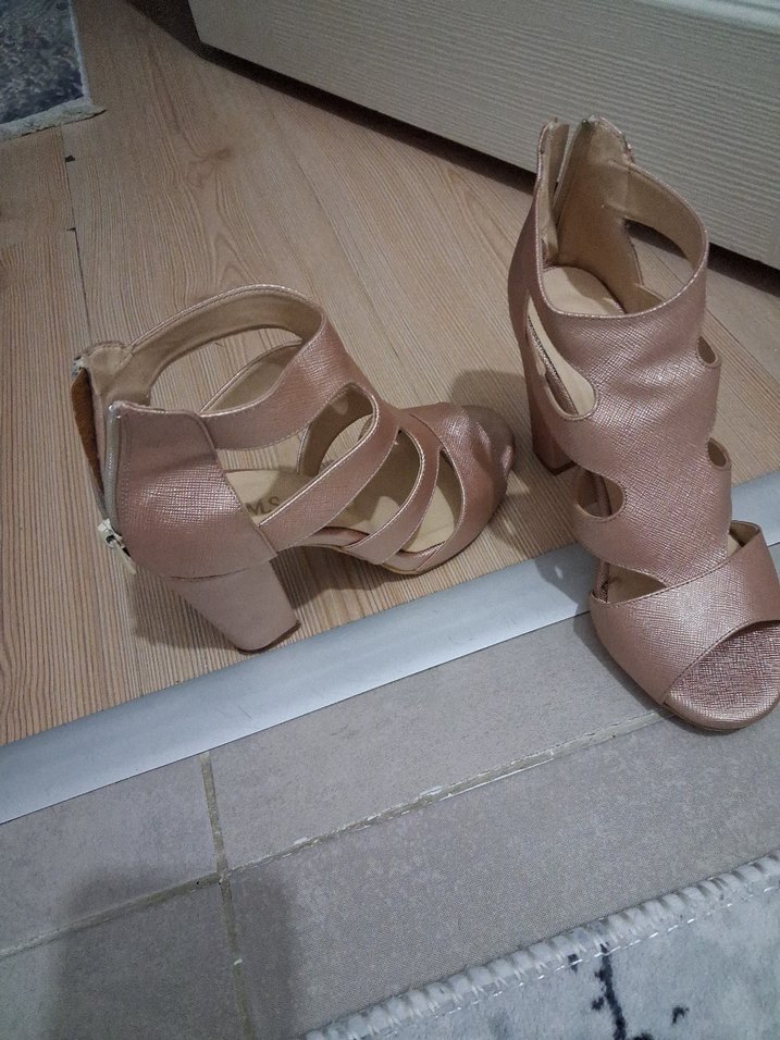 Bej Parlak Dolgu Topuklu Kadın Ayakkabı - Görsel 2