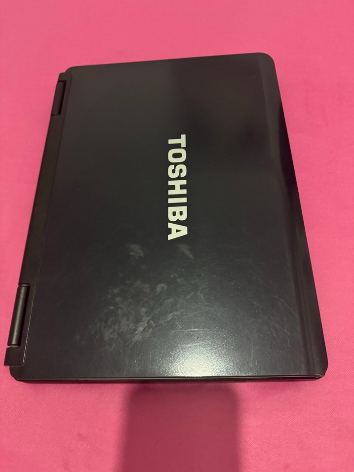 Siyah klavyeli Toshiba dizüstü bilgisayar - Görsel 4