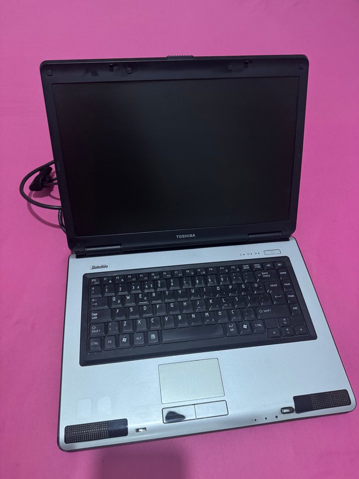 Siyah klavyeli Toshiba dizüstü bilgisayar - Görsel 2