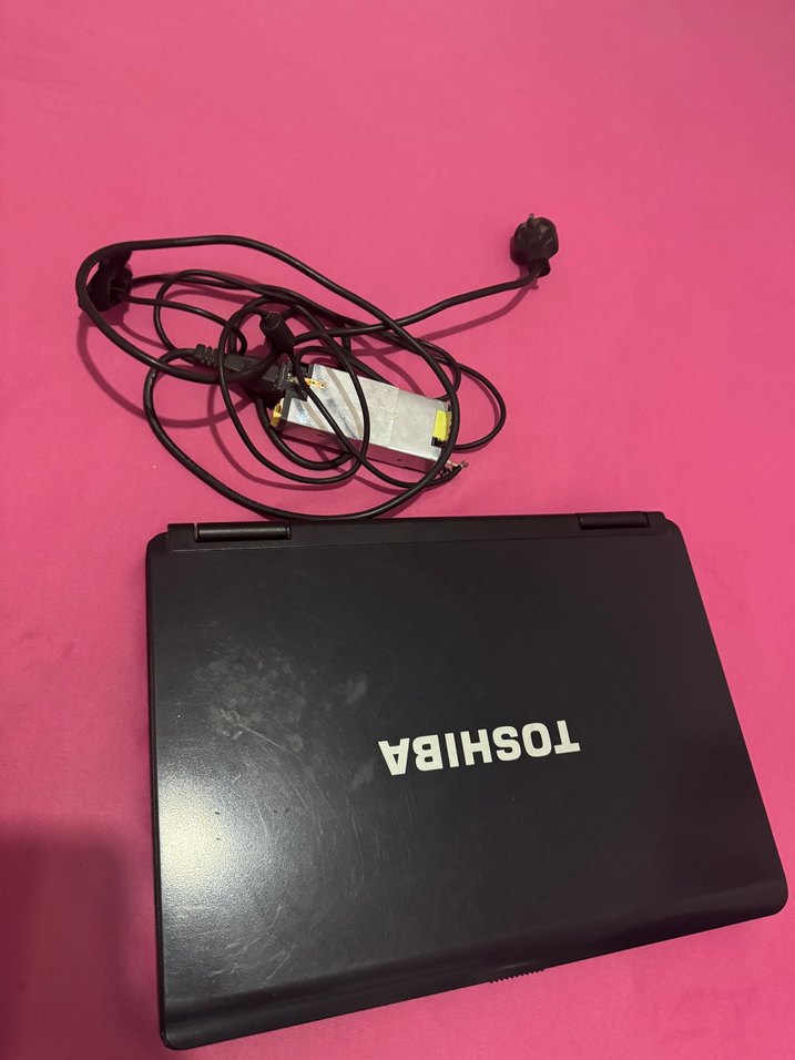 Siyah klavyeli Toshiba dizüstü bilgisayar - Görsel 3