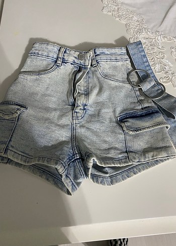 Kadın Gri Batik Desenli Kemerli Mini Denim Şort