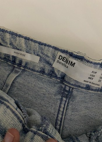 Bershka Kadın Gri Batik Desenli Kemerli Mini Denim Şort