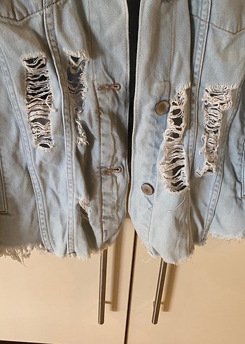 H&M H&M 44, Düğmeli, Yırtık Detaylı Mavi Denim Ceket