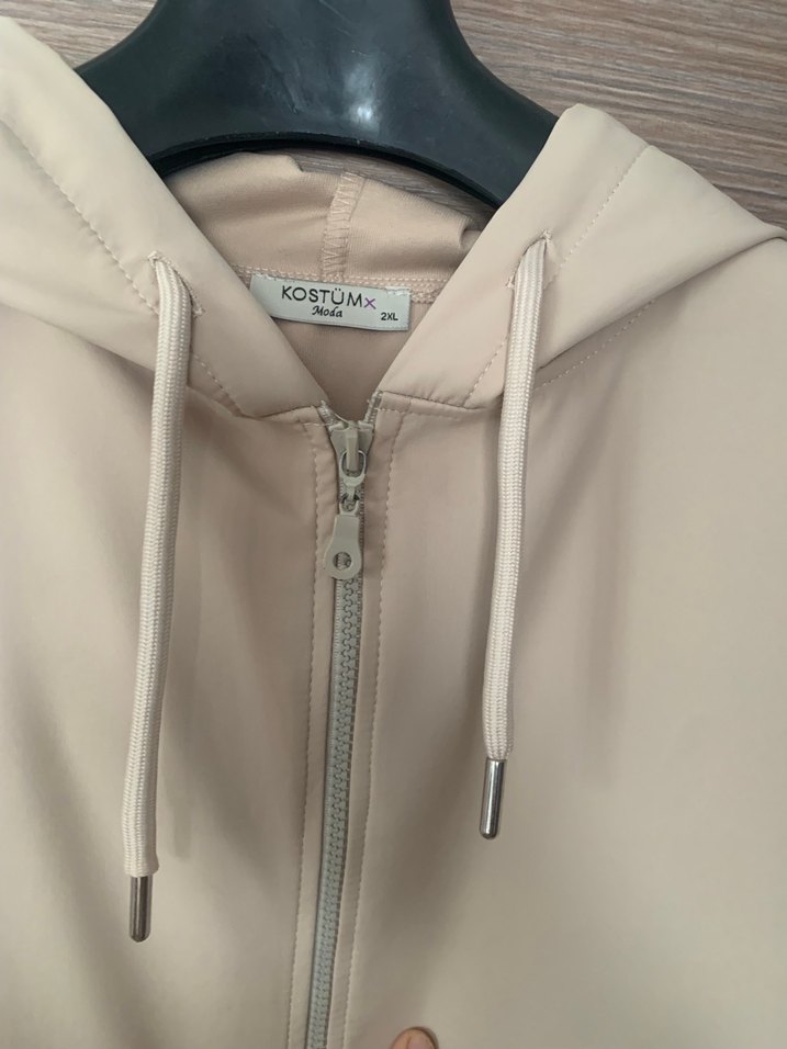 Bej kapüşonluKadınYağmurluk uzunluk 90 cm iki koltuk arası 60 cm - Görsel 2
