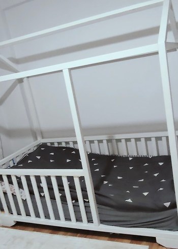 Beyaz Çatı Tasarımlı Bebek Yatağı - Görsel 2