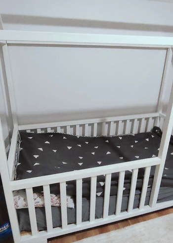 Beyaz Çatı Tasarımlı Bebek Yatağı - Görsel 3