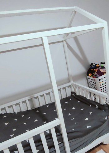 Beyaz Çatı Tasarımlı Bebek Yatağı - Görsel 4