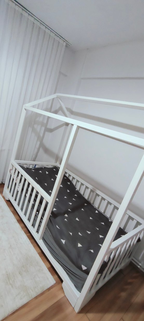 Beyaz Çatı Tasarımlı Bebek Yatağı - Görsel 5