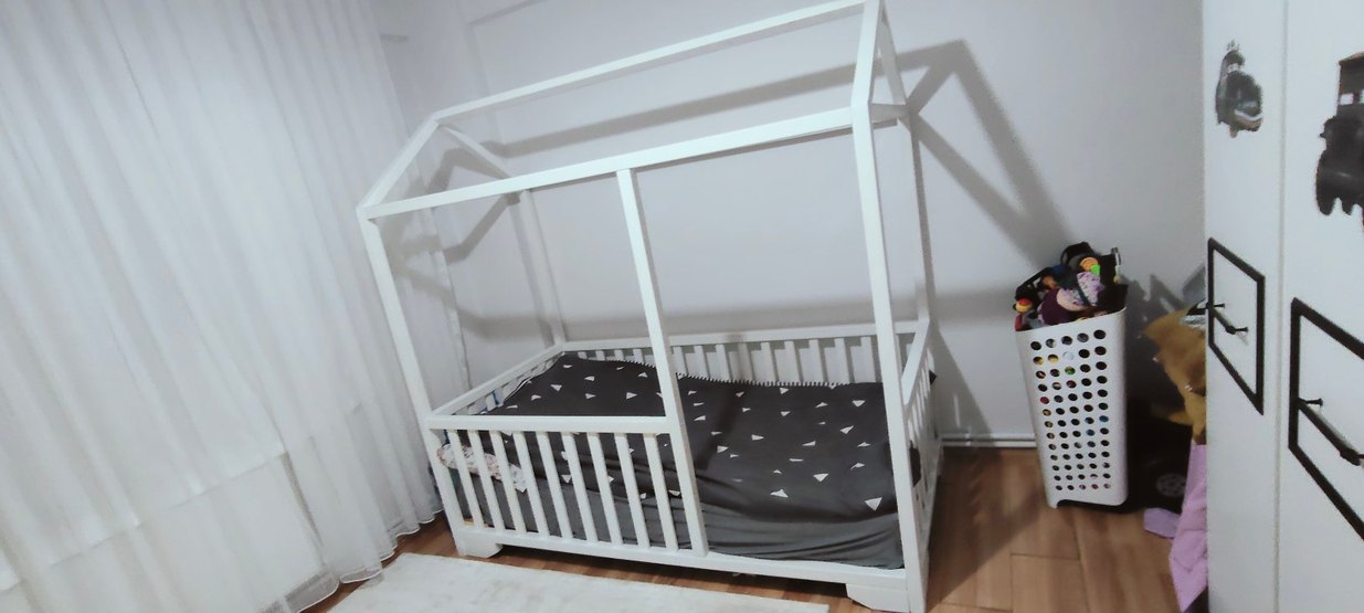 Beyaz Çatı Tasarımlı Bebek Yatağı - Görsel 2