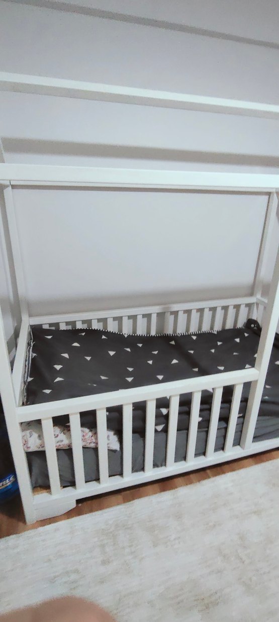 Beyaz Çatı Tasarımlı Bebek Yatağı - Görsel 3