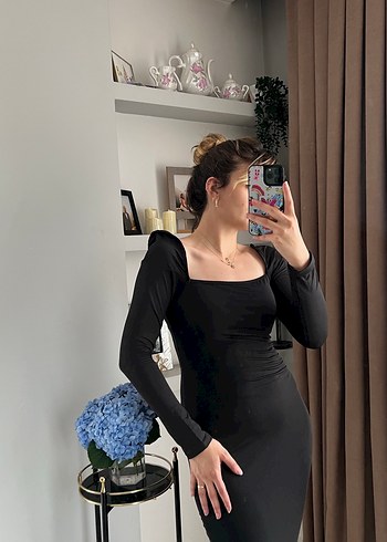 Siyah Kare Yaka Uzun Kollu Midi Elbise