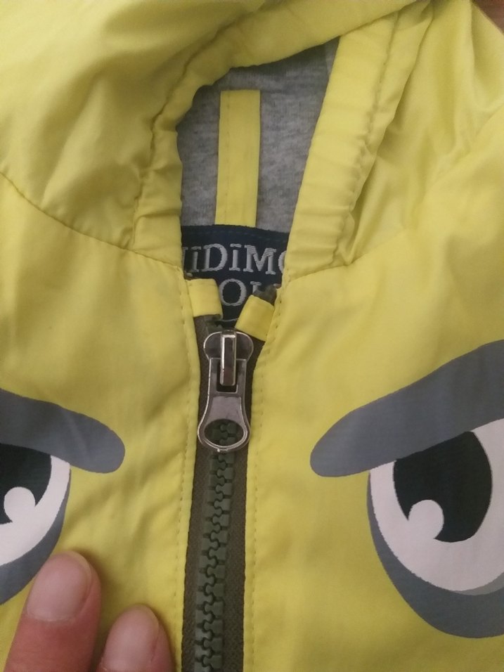 Kapüşonlu Sarı Baskılı Erkek Çocuk Yağmurluk - Görsel 3