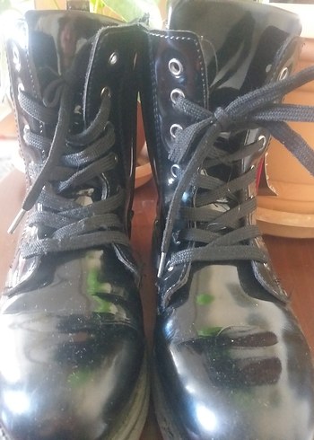 Parlak Siyah Tokalı Kız Botu - Görsel 5