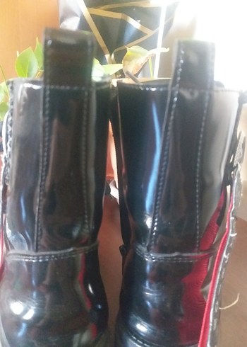 Parlak Siyah Tokalı Kız Botu - Görsel 2