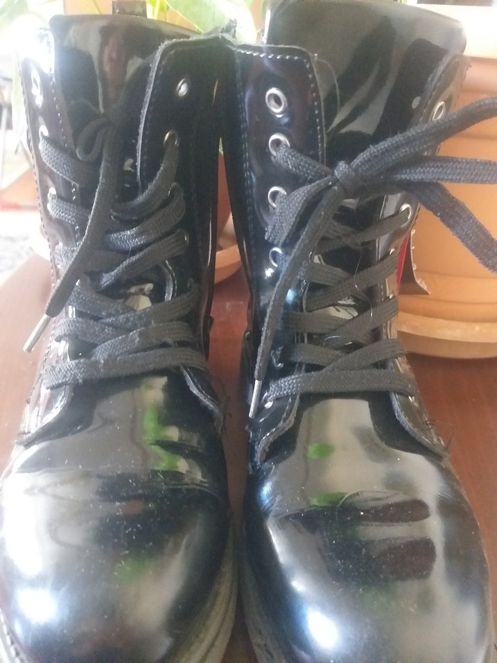 Parlak Siyah Tokalı Kız Botu - Görsel 5