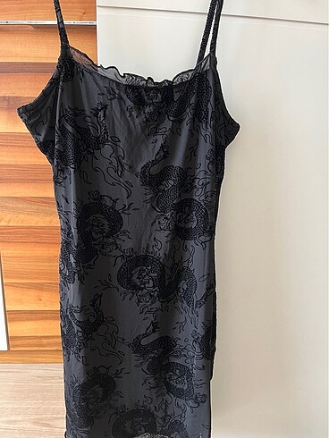 H&m siyah ejderha desenli elbise