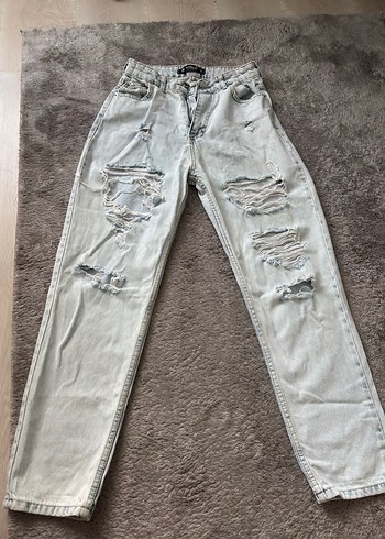 Yırtık kot pantolon