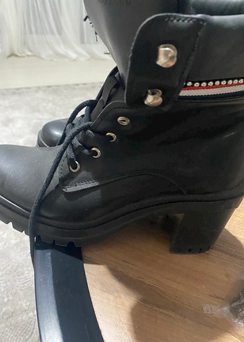 Siyah Deri Kürklü Kadın Bot - Görsel 2