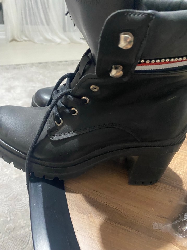 Siyah Deri Kürklü Kadın Bot - Görsel 2