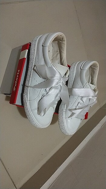 Beyaz deri sneaker
