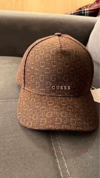 Guess Guess kahverengi logolu yazılı şapka