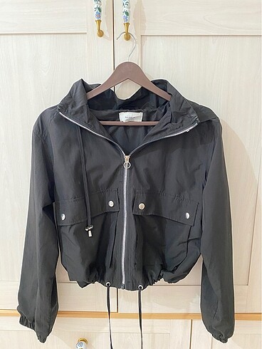 pull and bear siyah yagmurluk