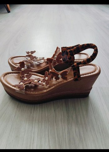 Kahverengi Leopar Desenli incili Dolgu Topuklu Sandalet - Görsel 3