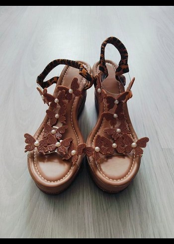 Kahverengi Leopar Desenli incili Dolgu Topuklu Sandalet - Görsel 2