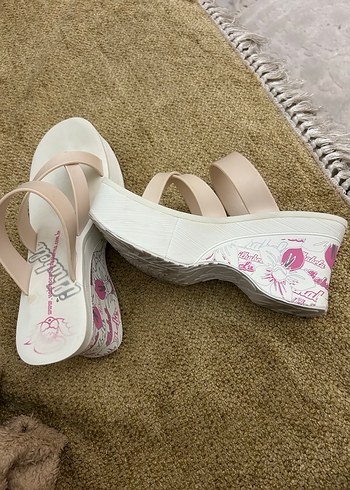 yumuşacık tarz parmak arasıTopuk Terlik marka temsili - Görsel 2