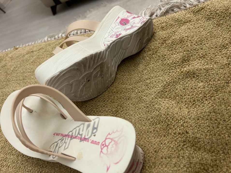 yumuşacık tarz parmak arasıTopuk Terlik marka temsili - Görsel 3