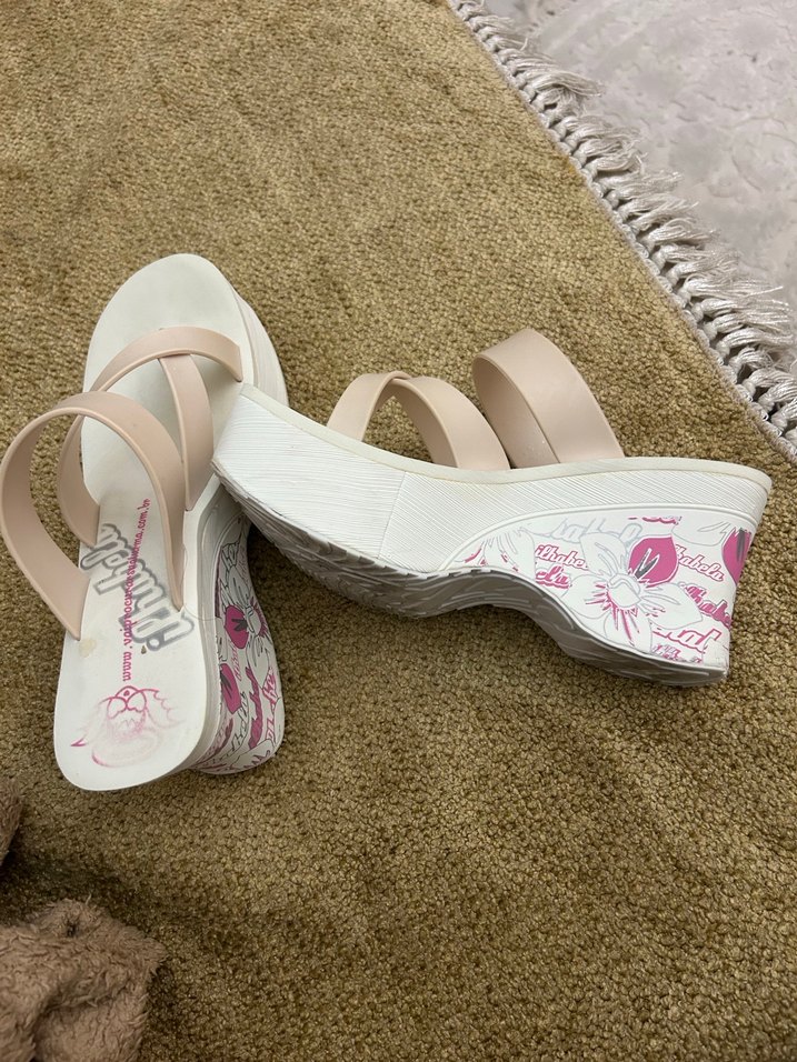 yumuşacık tarz parmak arasıTopuk Terlik marka temsili - Görsel 2