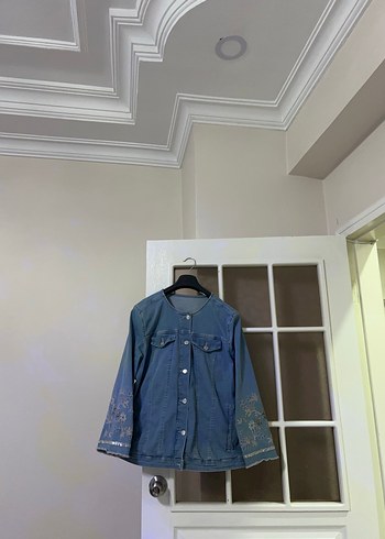 Nakış Detaylı Kadın Kot Ceket marka temsilidir - Görsel 3