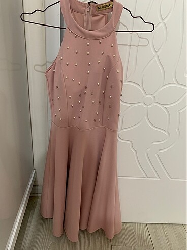Pembe incili elbise