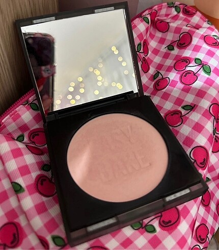 Beden HUDABEAUTY CHERRY BLOSSOM PUDRA