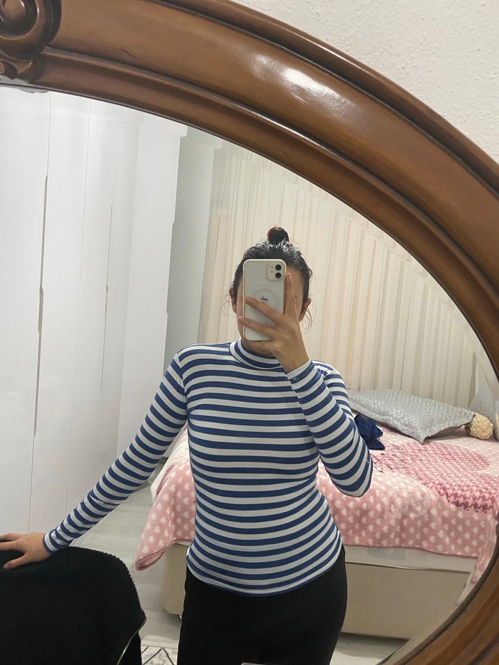 Mavi Çizgili Yüksek Yakalı Tişört - Görsel 2