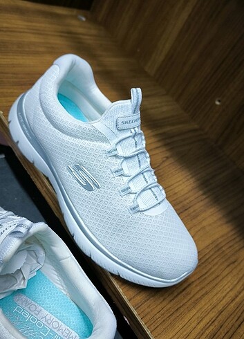 37,5 Beden beyaz Renk Orjinal skechers