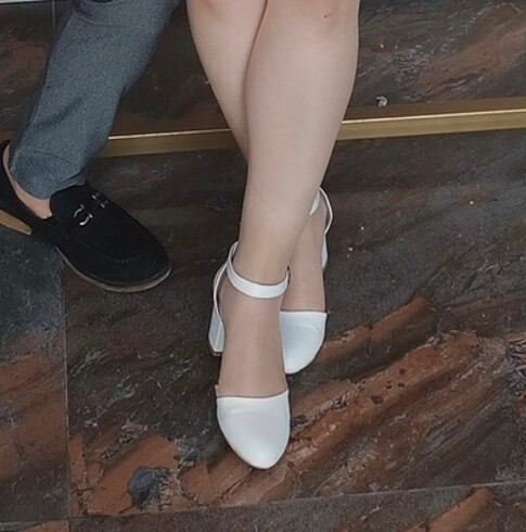 Beyaz topuklu ayakkabı
