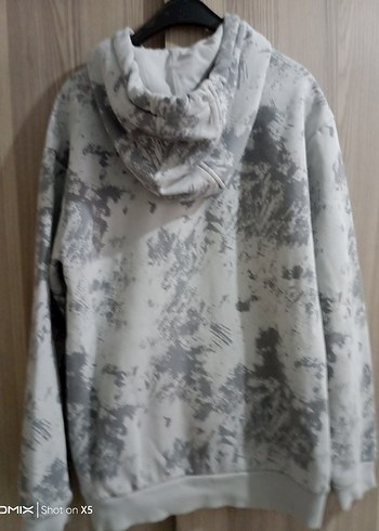 Gri Kapüşonlu Batik Desenli Kadın Sweatshirt - Görsel 2