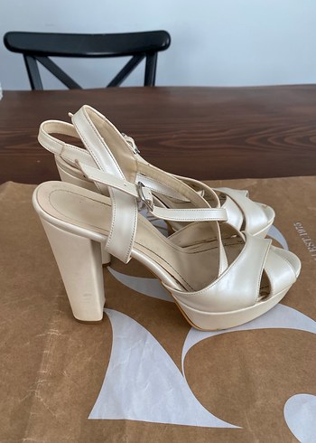 Beyaz Tokalı İnce Topuklu Kadın Ayakkabı - Görsel 2